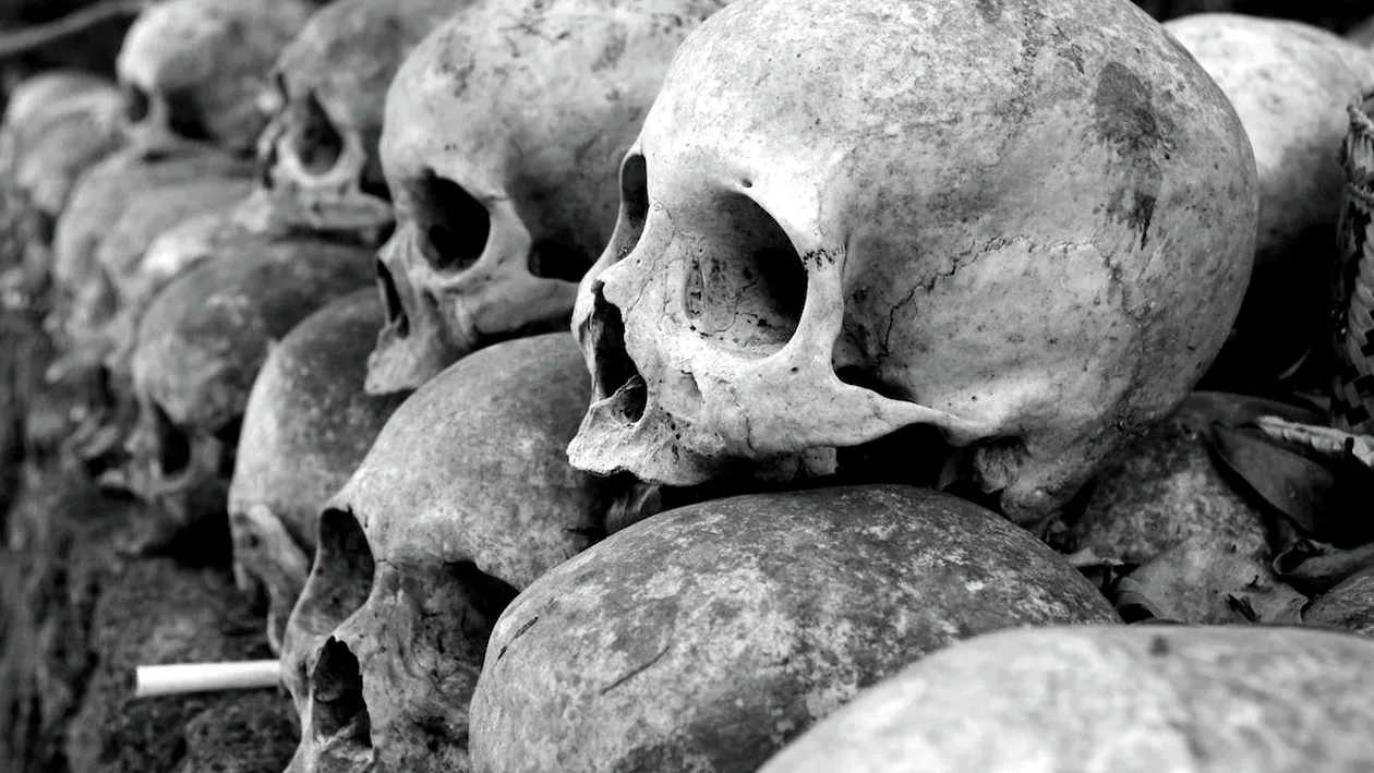 Descoperire de proporții în Iași! Aproximativ 600 de schelete au fost găsite în gropile săpate în spatele Universității „Alexandru Ioan Cuza”