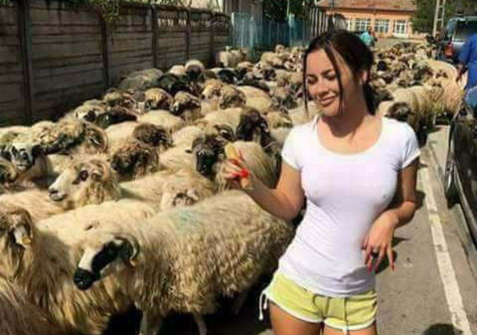 Pozele cu Carmen de la Sălciua, de pe vremea când nu era celebră, ci doar o simplă fată de la ţară