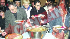 Festin cu purcelusi la protap si tuica la conacul lui Dinescu