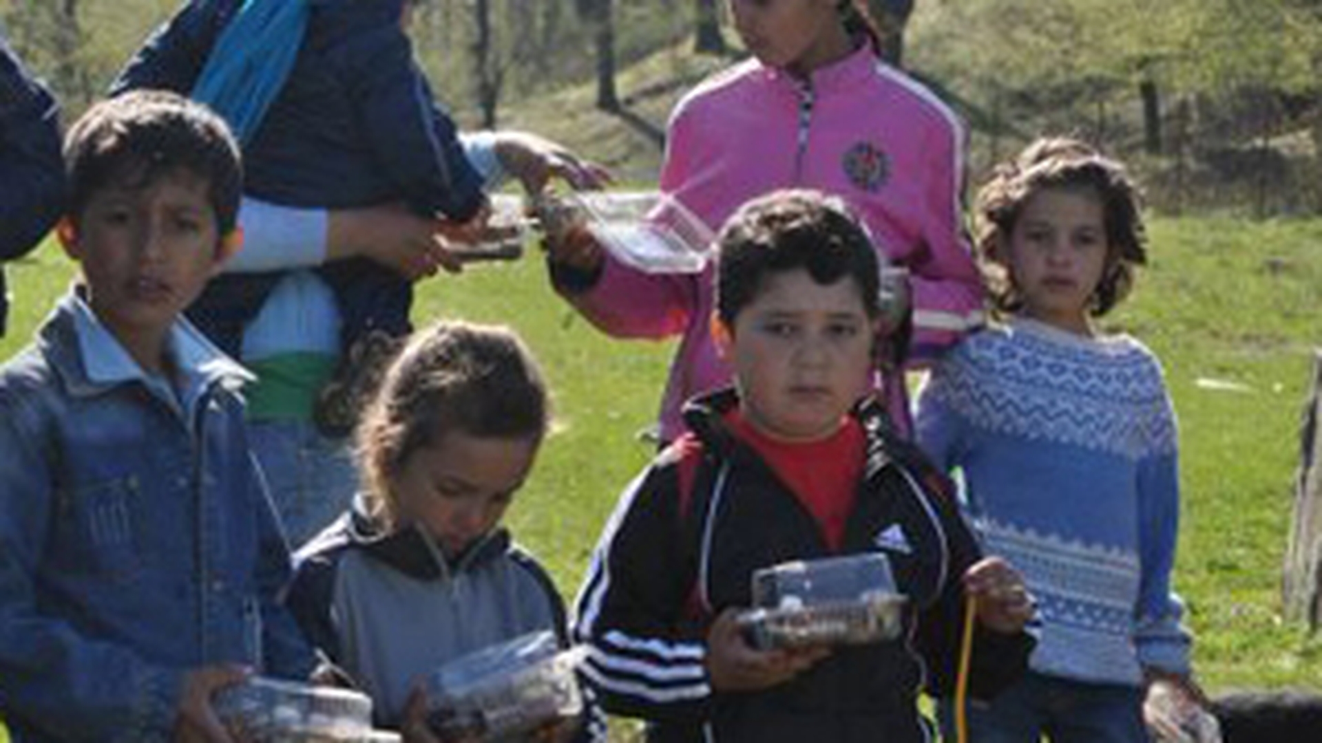 Sute de copii romi din Galati vor primi cadou alimente!