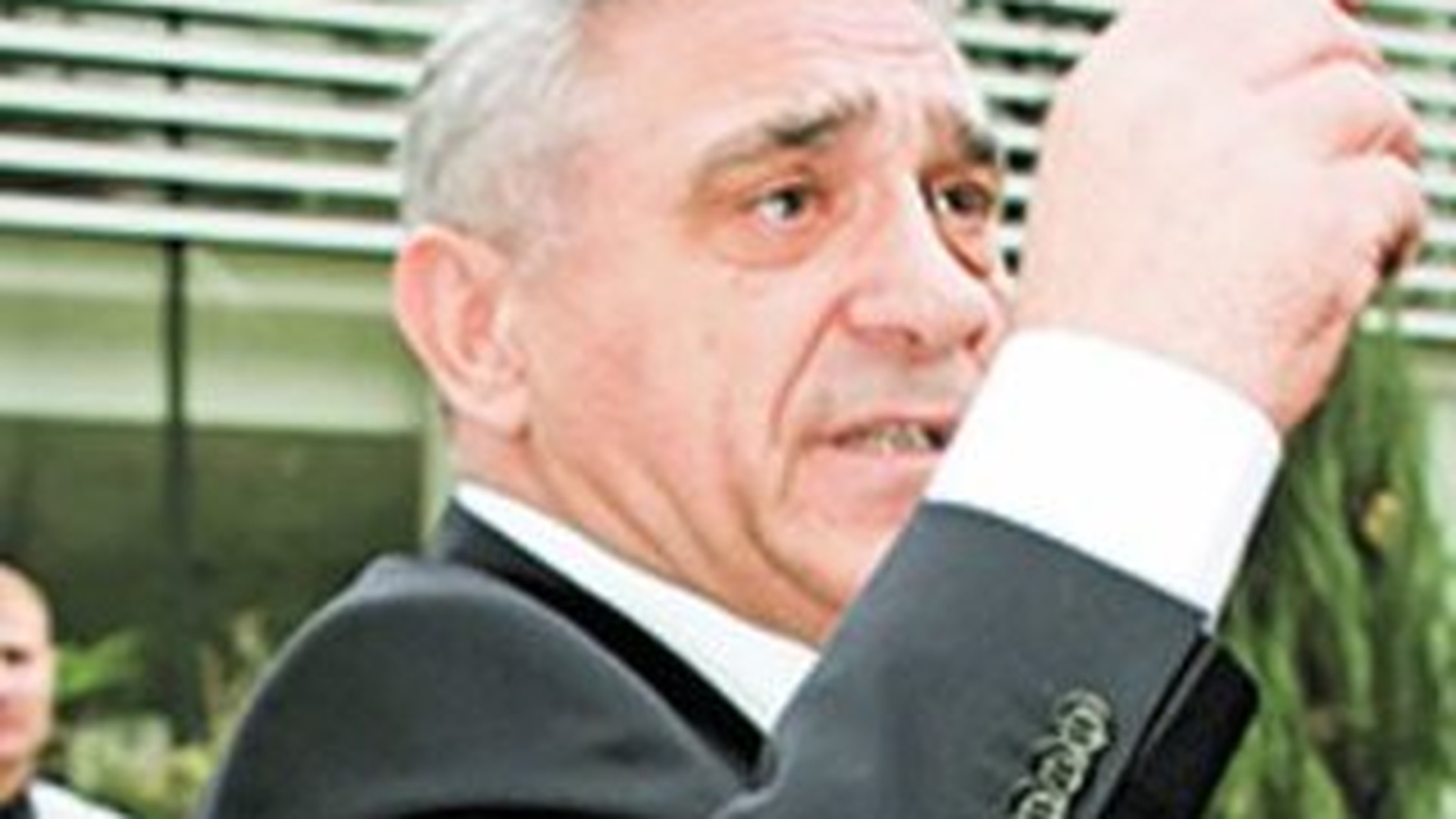 Giovani il ataca pe Moti