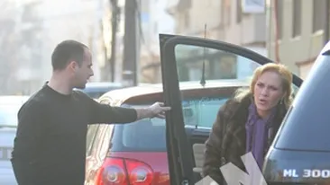 Gravida si-a pierdut echilibrul! Gabriela Firea, la un pas sa cada din masina! Vezi ce i s-a intamplat!