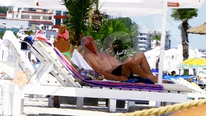Mitica de la Liga, dezbracat de haine si de griji! Imagini spectaculoase cu boss-ul LPF tolanit pe un sezlong, la plaja!