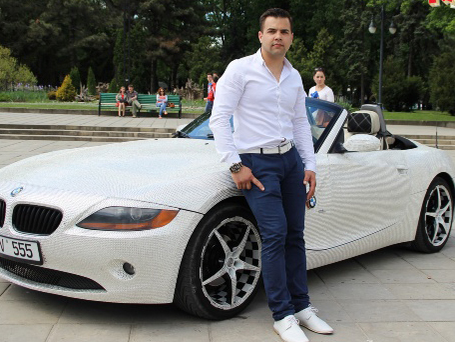 Aceasta e bijuteria pe patru roţi, la propriu! A fost vândut BMW-ul împodobit cu peste 250 de mii de cristale Swarovski