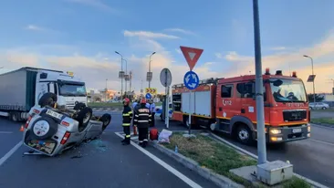 Accident grav în Argeș! S-a izbit de tir și apoi s-a răsturnat cu mașina