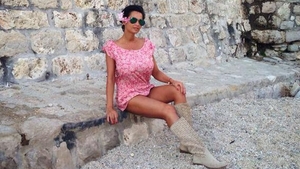 Nicoleta Luciu a gasit un unghi din care chiar arata bine :) Ce incearca sa ascunda bruneta