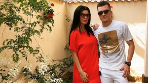 Graviduţa ANDREEA TONCIU s-a îmbrăcat mulat şi a postat imaginea pe internet. Cum arată bruneta în ultima lună de sarcină 