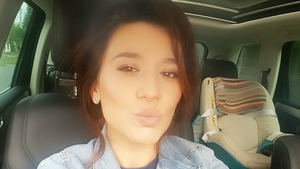 Claudia Pătrăşcanu, imagine de colecţie cu cei doi băieţi! A uitat uşa deschisă şi a fost surprinsă aşa