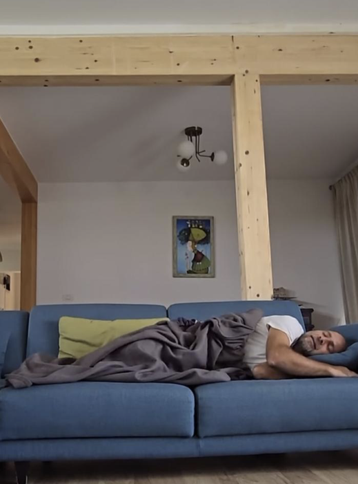 Imagini din casa lui Cosmin Seleși! Actorul are o curte de vis și un loc special pentru copii