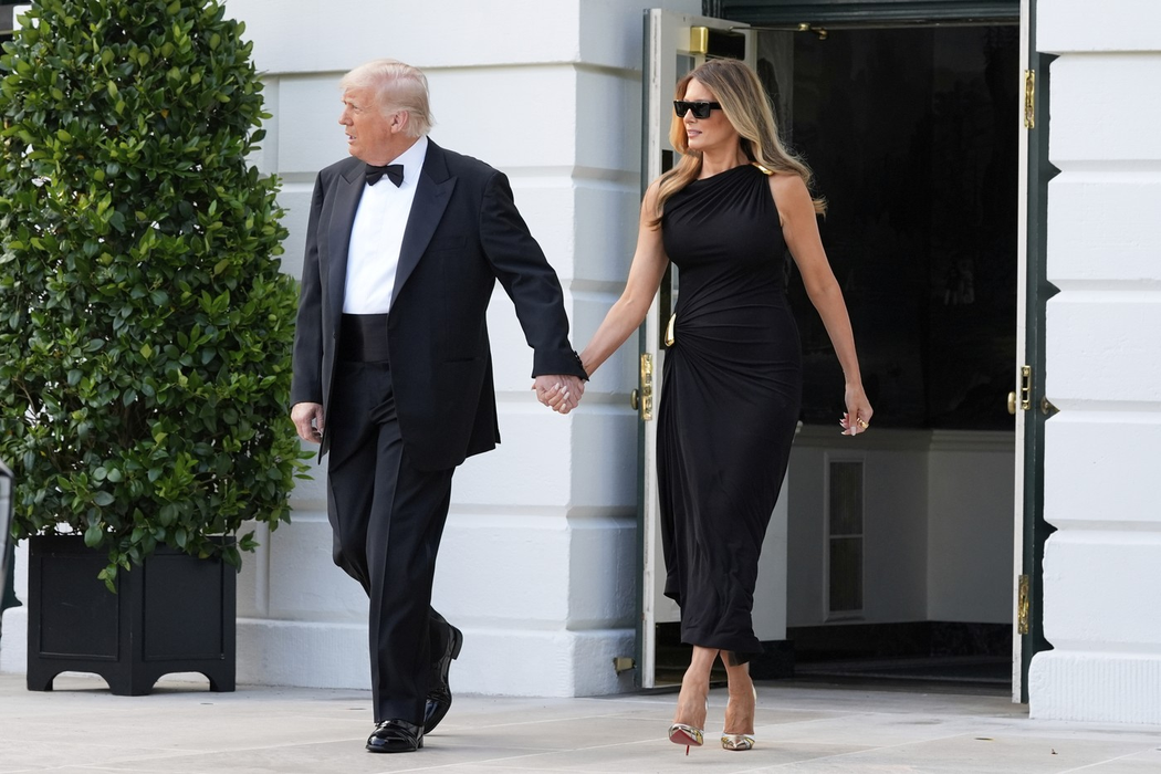 Președintele Donald Trump și prima doamnă Melania Trump pleacă de la Casa Albă pentru a participa la premiera spectacolului „Les Miserables”, la Kennedy Center, miercuri, 11 iunie 2025, în Washington. Foto: Profimedia