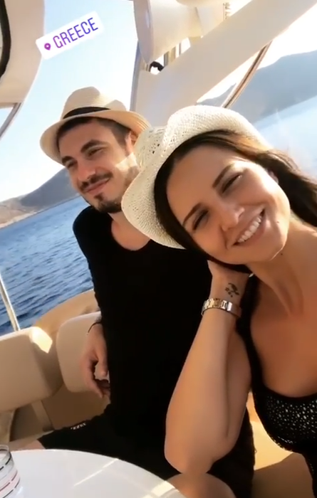 Alex și Iulia pozează într-un cuplu fericit