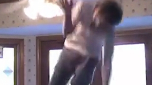 VIDEO incredibil! Un dement da cu capul  in ventilatorul lustrei doar ca sa le arate prietenilor cat e de stupid!