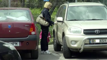 Oana Ionita ii preda lectii periculoase fiicei ei de trei ani! A luat-o de-o aripa si a traversat-o strada prin loc nepermis!