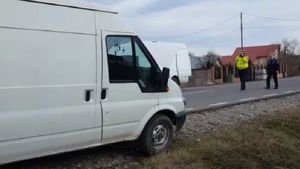 VIDEO Ghinion incredibil! Maşina i-a luat foc în mers între Târgovişte şi Ploieşti, iar când s-a dat jos să stingă incendiul...