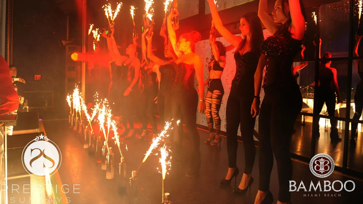 Incredibil! Puff Daddy sparge 20.000 de dolari pe noapte intr-un club manageriat de romani din Miami! Bea vodca si sampanie