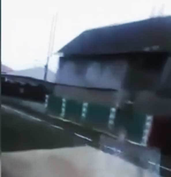 Culmea marcajelor rutiere la români! Au marcat trotuarul pe 10 kilometri, nu şi strada!