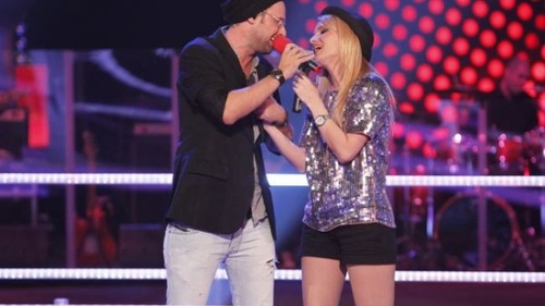 Cel mai frumos şi romantic duel de la "Vocea României"! Ai jura că Tibi Scobiola şi blonda Cristina au o relaţie!