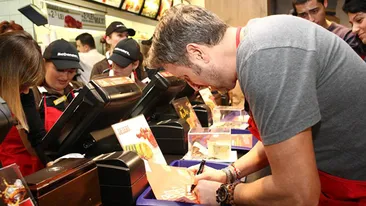 Clientii au avut un SOC cand au intrat in fast-food! Nu le-a venit sa credea ce MARE vedeta au vazut servindu-i la tejghea