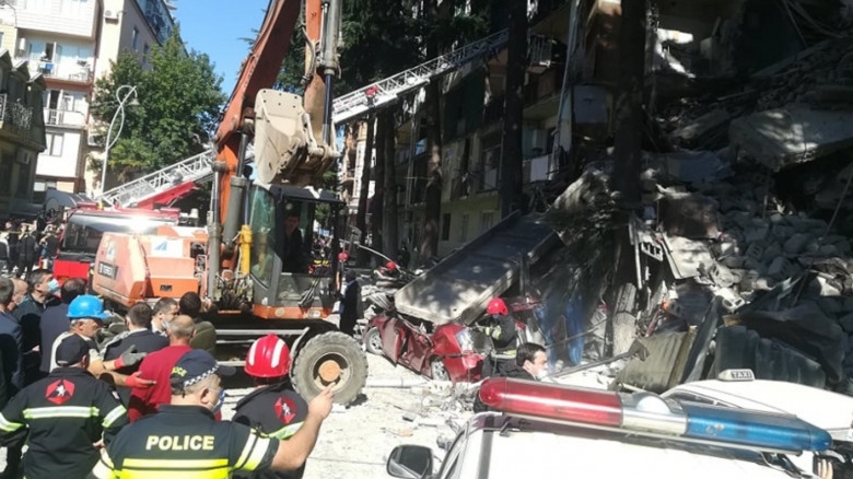 Un bloc de cinci etaje s-a prăbușit în Georgia. Trei adulți și un copil au fost salvați de sub dărâmături