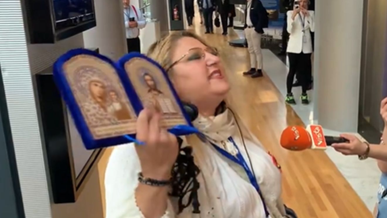 Diana Șoșoacă, gest strigător la cer de 1 Decembrie! ”E dreptul meu!” Oamenii legii au intervenit rapid!