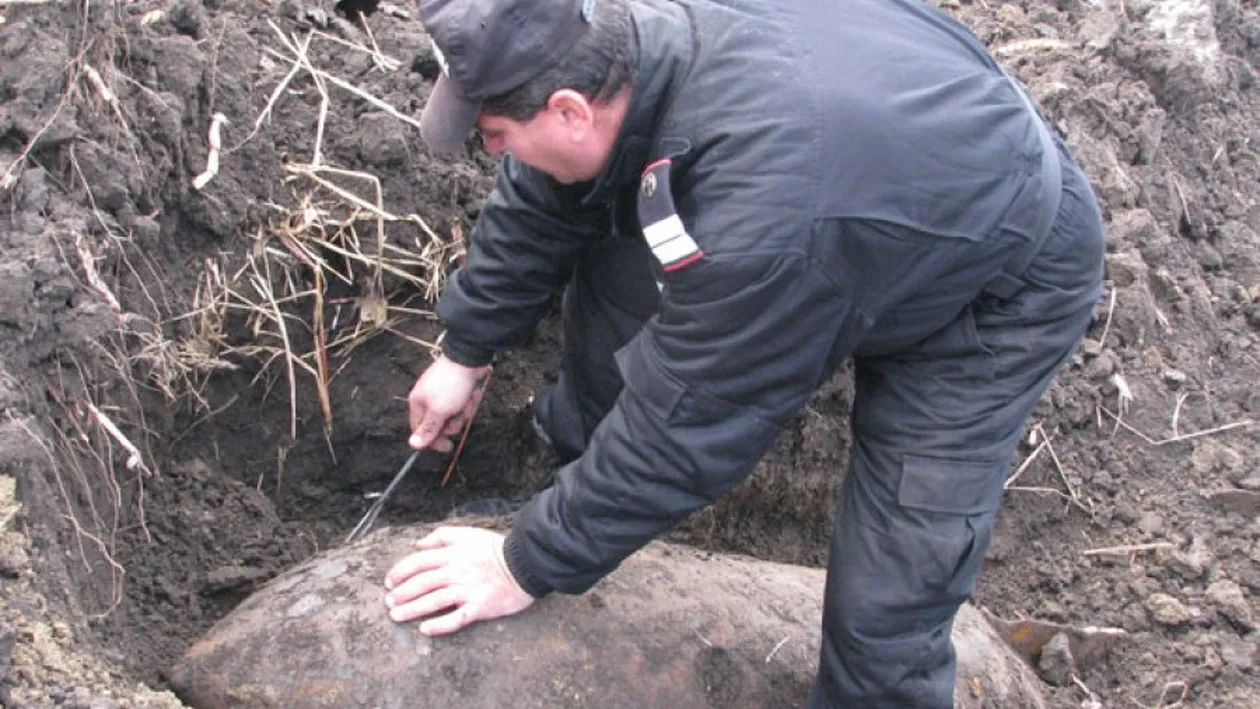 Bombă de aviație de 50 de kg, găsită în timpul unor lucrări de decolmatare a unui pârâu