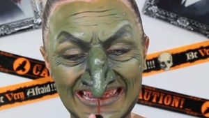 Iată cum te poţi transforma în noaptea de Halloween! Incredibil cum o femeie aşa frumoasă poate arăta ca o vrăjitoare