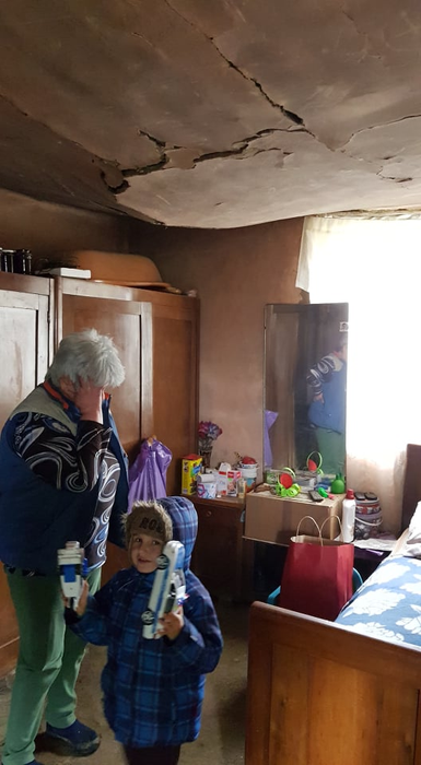 Denis este crescut de bunica lui, după ce a fost părăsit de părinți