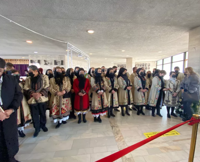 Cum s-a îmbrăcat Niculina Stoican la înmormântarea lui Petrică Măţu Stoian. Nu a ţinut doliu. FOTO