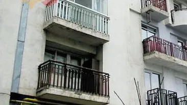 S-a aruncat de la etaj pentru ca nu l-a mai vrut iubita!