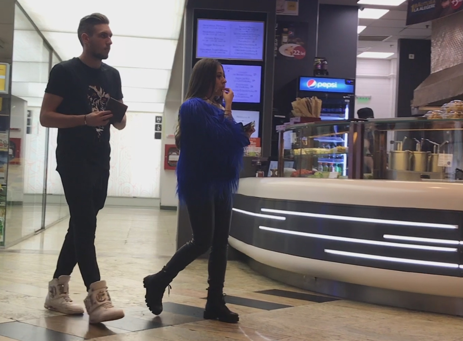Nicole Cherry și iubitul ei se plimbă prin mall.