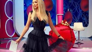VIDEO / Bianca Drăguşanu, schimbare de look înainte de Crăciun! NU doar că şi-a tuns părul: "Maestrul trebuie să facă acea culoare magică"