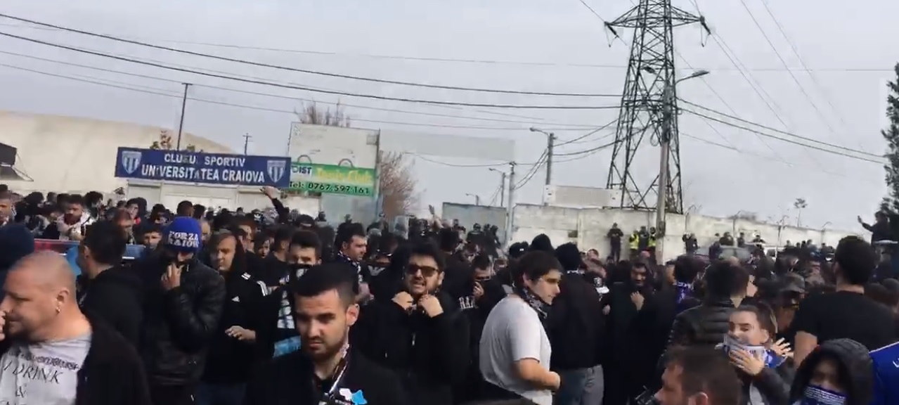 Violențe la Craiova, înainte de meciul  CSU II - FCU. Jandarmii au dat cu gaze lacrimogene