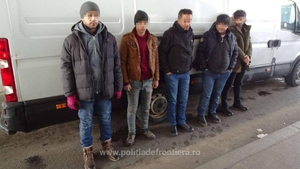 VIDEO. Captură-surpriză la Vama Calafat: trei irakieni şi doi sirieni, ascunși în canapele