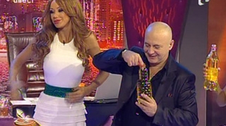 VIDEO Chermeza la "Un Show Pacatos"! Bianca i-a cinstit cu tuica de prune de la mama ei!