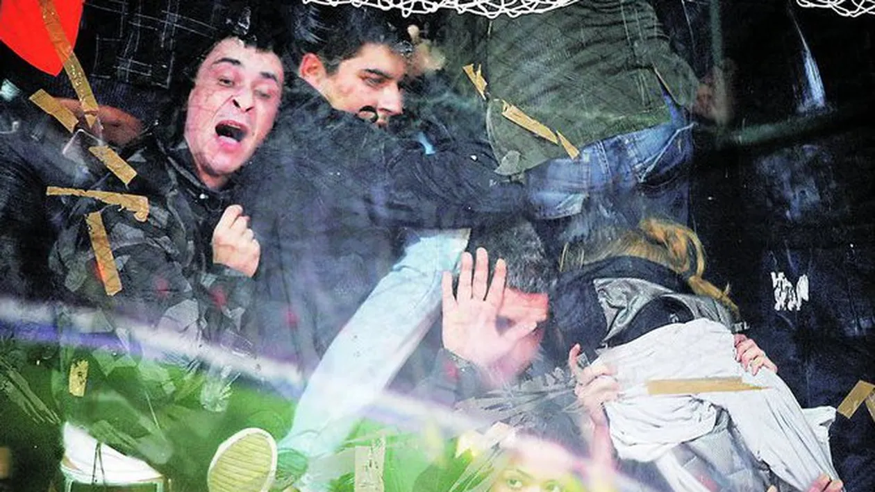 I-au lovit ca pe animale!