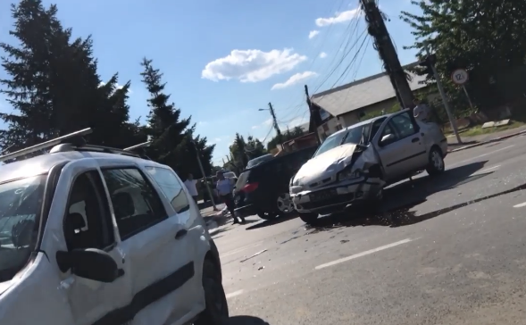 Accident grav, în Pipera! Șoferul unui Logan a ajuns pe asfalt în urma unei coliziuni cu o altă mașină