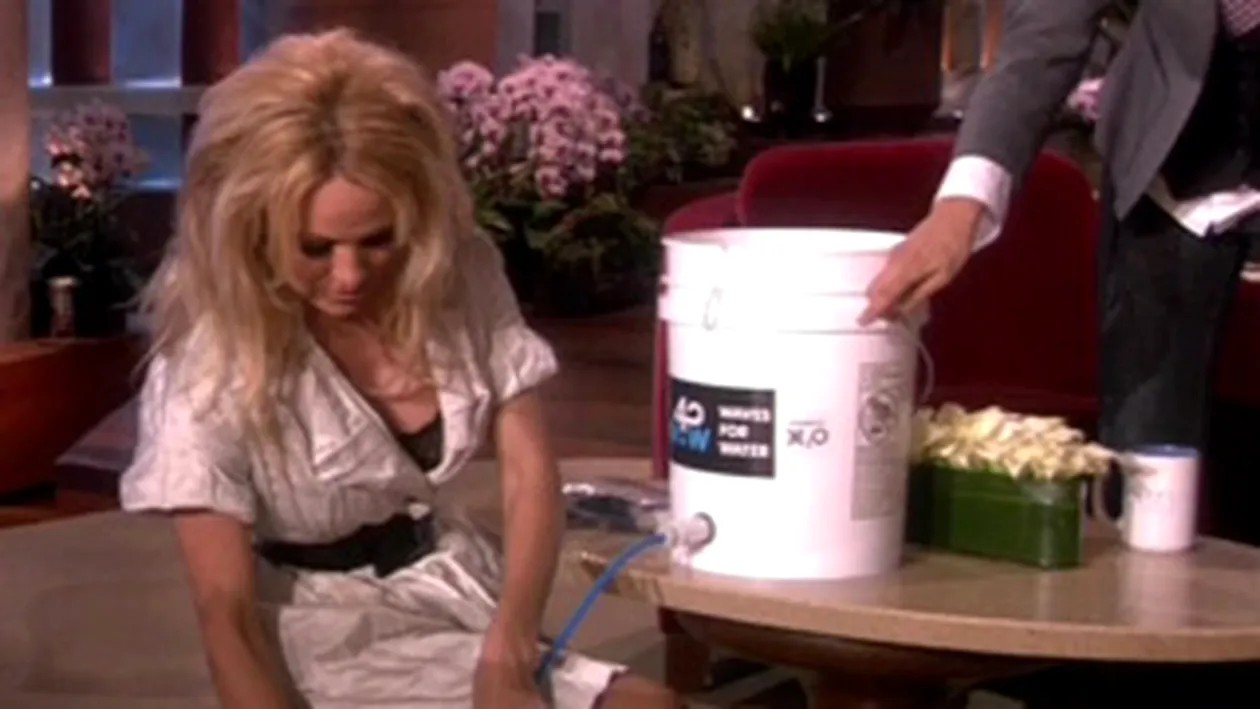 Pamela Anderson testeaza apa pentru lumea a treia