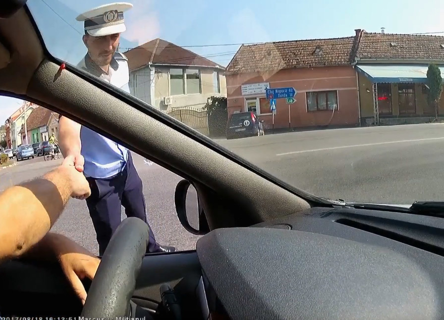 Gestul omenos făcut de un şofer pentru un poliţist aflat în mijlocul intersecţiei. ”Asta trebuia sa primească de la stat, nu de la un om obişnuit”