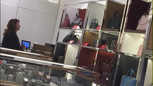 A vrut să fie în pas cu moda şi a mers la mall, dar… Doamna ministru s-a pierdut printre poşetele Cerutti 1881!