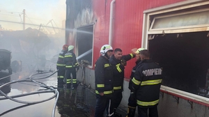 Incendiu devastator la un depozit de anvelope din Drobeta Turnu Severin! Avertismentul primit de locuitori prin sistemul Ro-Alert