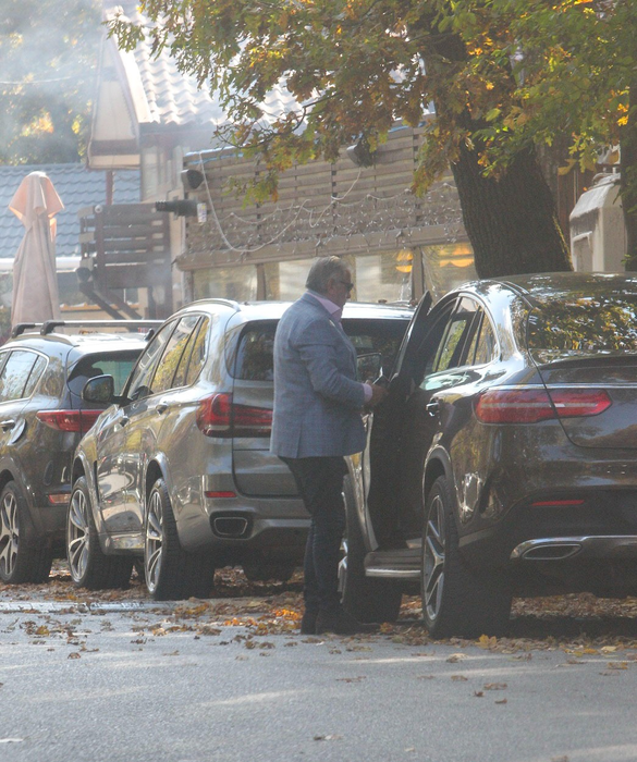 Ilie Năstase a ajuns la destinație și va așeza, în scurt timp, la masă, pe terasă