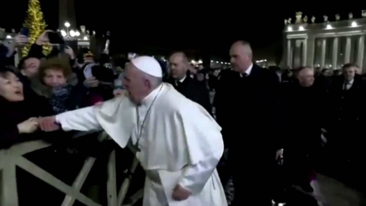Papa Francis, după ce a lovit cu palma… ”Îmi pare rău! Și mie mi se întâmplă”