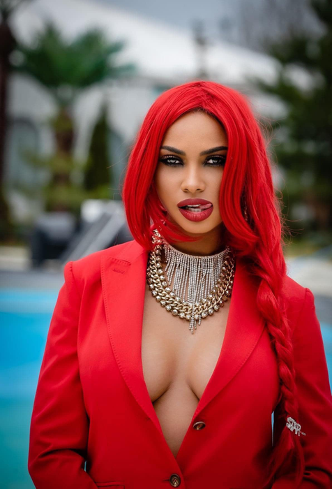Laurette cu una dintre perucile sale