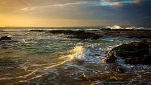 Fenomenul spectaculos care a apărut pe țărmul Mării Negre. Turiștii au surprins imagini inedite