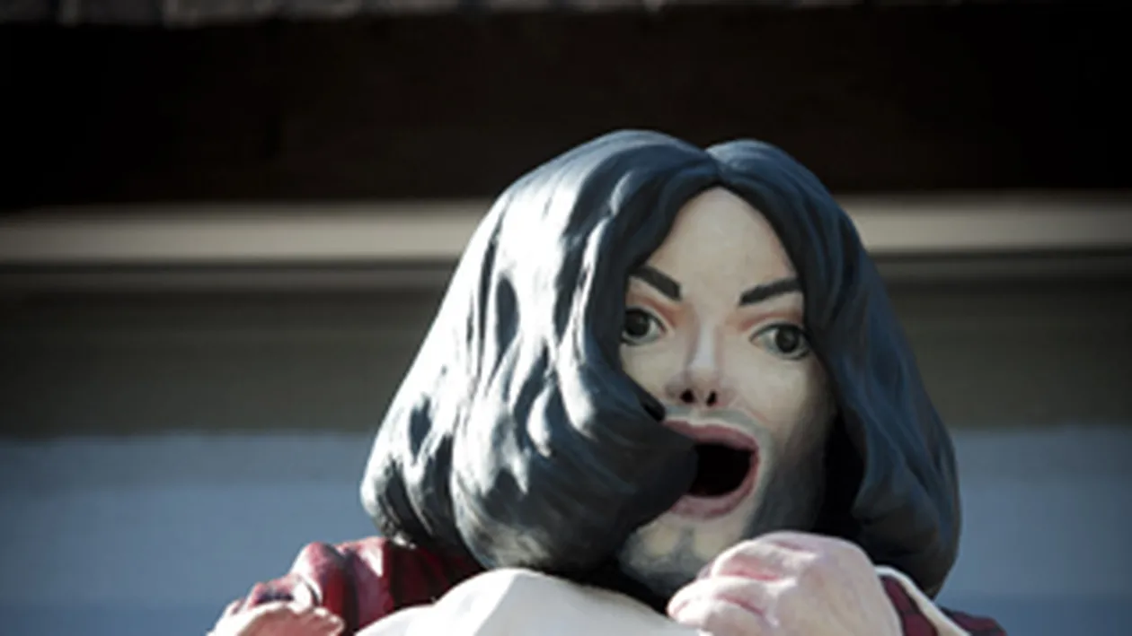 L-a sculptat pe Michael scotandu-si copilul pe geam