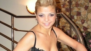 O mai tii minte pe Laura Vass, pustoiaca sexy care in 2005 lansa hit-ul "Buzele tale"? Vezi cum arata acum! S-a facut cat casa
