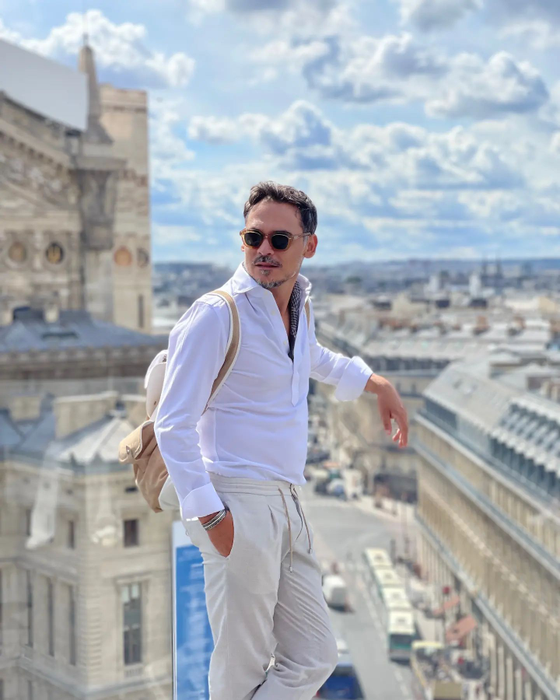 Răzvan Simion: "Nu, tu nu vezi că ne mai dau câte o oră, câte o zi?! Am ajuns la șase din șapte, patru ore pe zi, într-o săptămână 24 de ore full, le facem noi, echipa de la "Neatza". Din contră, pe modelul «merge, mai ia o oră». Sper să fie gata, mai mult nu mai pot, nu mai duc!"