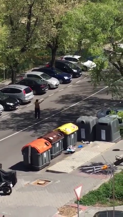 La bustul gol, înarmat cu săbii, un  spaniol s-a luat la bătaie cu polițiștii