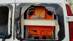 Echipaj de ambulanţă atacat cu bolovani chiar de pacientul la care au fost chemaţi! Medicii s-au ascuns în curtea vecinilor