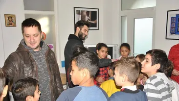 Gest emoţionant făcut de PAUL IPATE şi OCTAVIAN STRUNILĂ de Moş Nicolae! Au fost pe post de spiriduşi pentru copii sărmani dintr-un centru de zi din Capitală